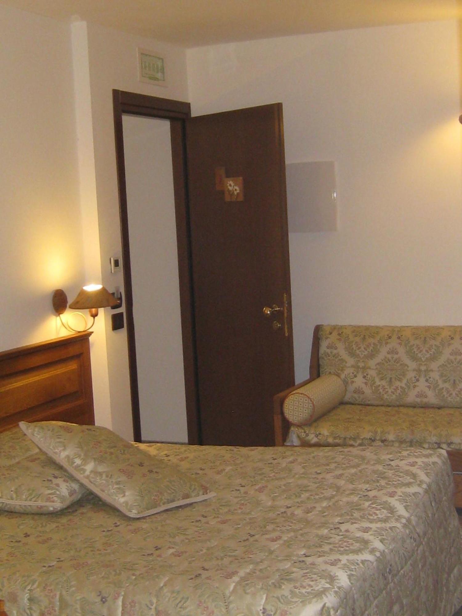 Hotel Villa Plinia Pragelato Exteriör bild